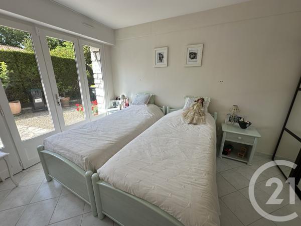 Appartement F5 à vendre  5 pièces - 135,70 m 2   ROYAN  - 17