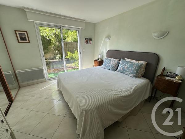 Appartement F5 à vendre  5 pièces - 135,70 m 2   ROYAN  - 17