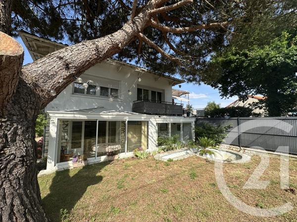 Appartement F5 à vendre  5 pièces - 135,70 m 2   ROYAN  - 17