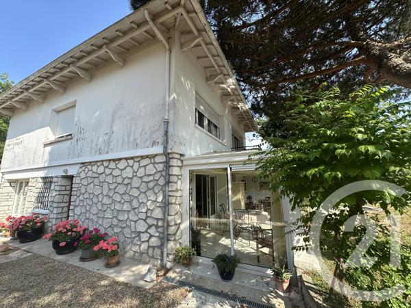 Appartement F5 à vendre  5 pièces - 135,70 m 2   ROYAN  - 17