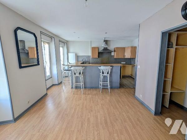 Immeuble comprenant deux appartements dont un loué