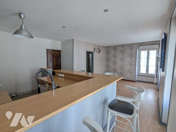 Immeuble comprenant deux appartements dont un loué