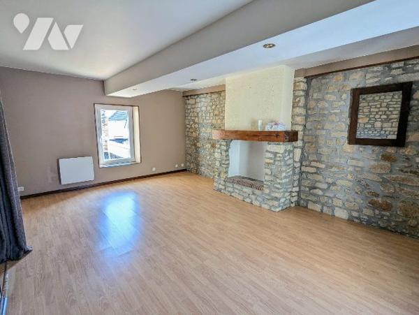 Immeuble comprenant deux appartements dont un loué