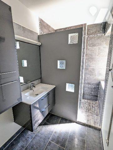 Immeuble comprenant deux appartements dont un loué