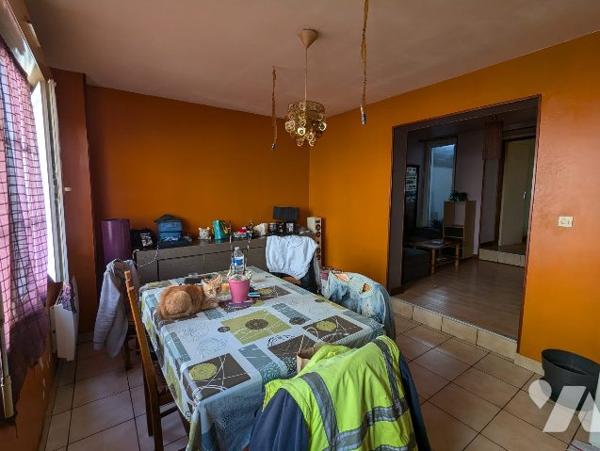 Immeuble comprenant deux appartements dont un loué