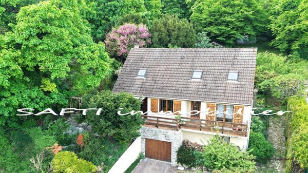 Maison individuelle non mitoyenne de 115m2 habitables - 3/4 chambres - sous-sol total sur 1446m2 de terrain entièrement arboré et paysagé .