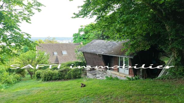 Maison individuelle non mitoyenne de 115m2 habitables - 3/4 chambres - sous-sol total sur 1446m2 de terrain entièrement arboré et paysagé .