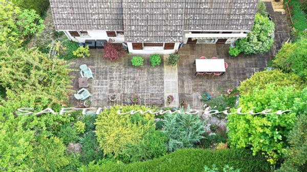 Maison individuelle non mitoyenne de 115m2 habitables - 3/4 chambres - sous-sol total sur 1446m2 de terrain entièrement arboré et paysagé .