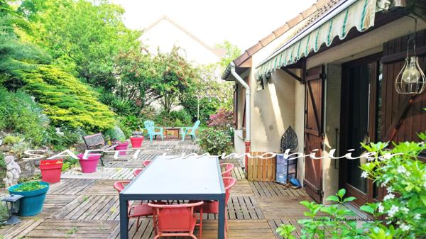 Maison individuelle non mitoyenne de 115m2 habitables - 3/4 chambres - sous-sol total sur 1446m2 de terrain entièrement arboré et paysagé .