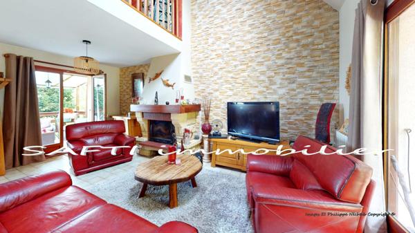 Maison individuelle non mitoyenne de 115m2 habitables - 3/4 chambres - sous-sol total sur 1446m2 de terrain entièrement arboré et paysagé .