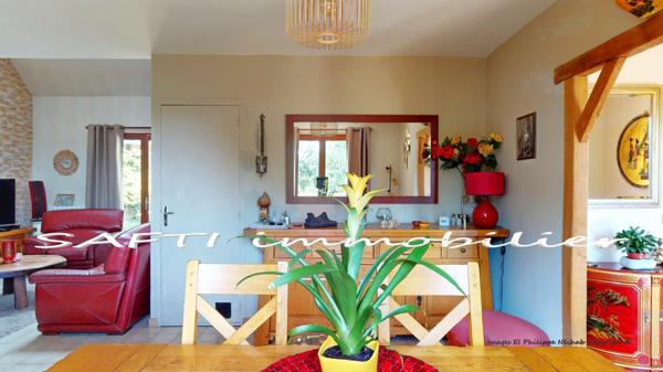 Maison individuelle non mitoyenne de 115m2 habitables - 3/4 chambres - sous-sol total sur 1446m2 de terrain entièrement arboré et paysagé .