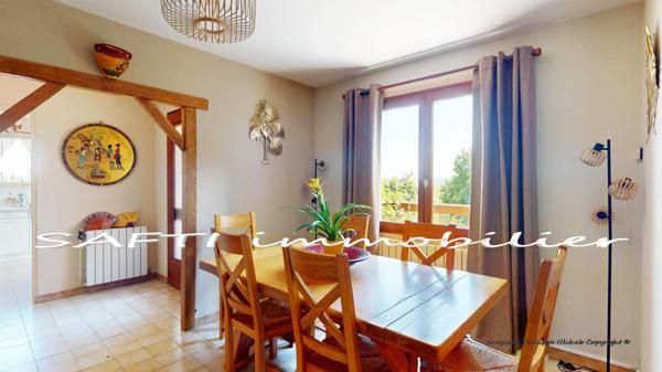 Maison individuelle non mitoyenne de 115m2 habitables - 3/4 chambres - sous-sol total sur 1446m2 de terrain entièrement arboré et paysagé .