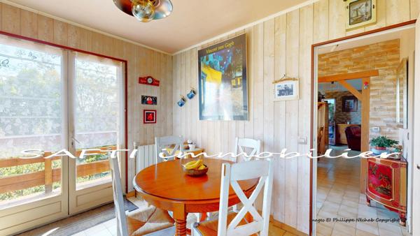 Maison individuelle non mitoyenne de 115m2 habitables - 3/4 chambres - sous-sol total sur 1446m2 de terrain entièrement arboré et paysagé .