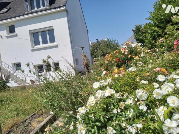 A VENDRE -MAISON DE BOURG avec jardin et garage LE BONO centre