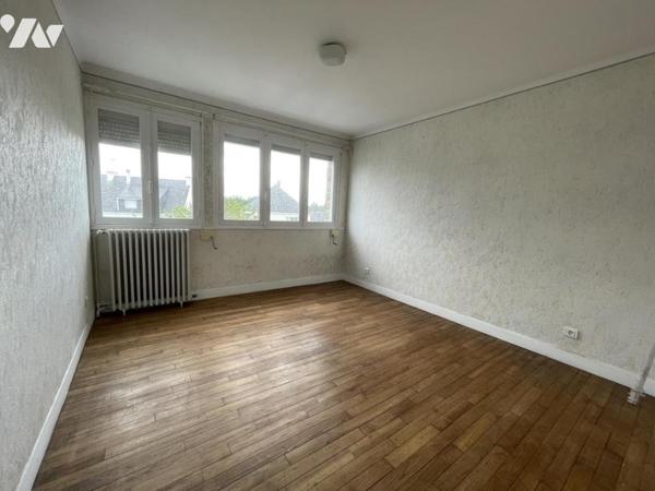 A VENDRE -MAISON DE BOURG avec jardin et garage LE BONO centre