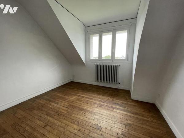 A VENDRE -MAISON DE BOURG avec jardin et garage LE BONO centre