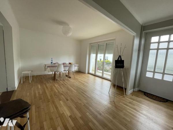 A VENDRE -MAISON DE BOURG avec jardin et garage LE BONO centre