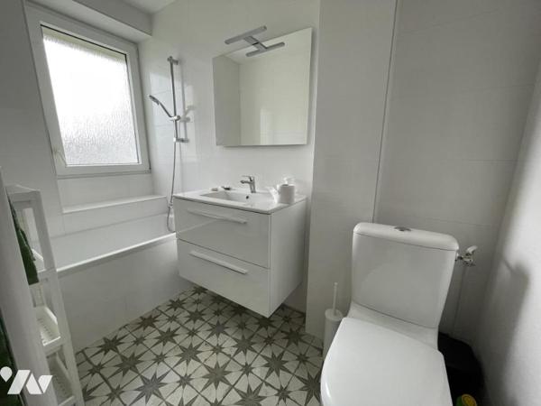 A VENDRE -MAISON DE BOURG avec jardin et garage LE BONO centre