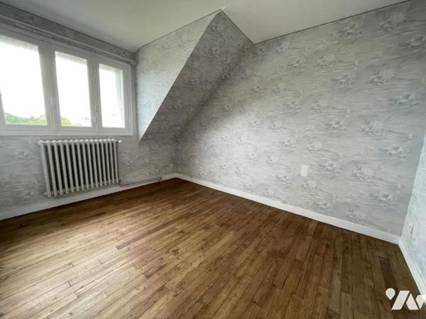 A VENDRE -MAISON DE BOURG avec jardin et garage LE BONO centre