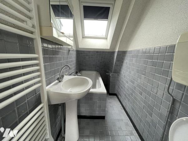 A VENDRE -MAISON DE BOURG avec jardin et garage LE BONO centre