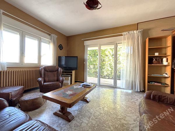 LE PASSAGE - Maison sur sous-sol de 135 m² avec 6 pièces principales avec ascenseur, garage, dépendance et jardin autour dans un secteur recherché et calme.