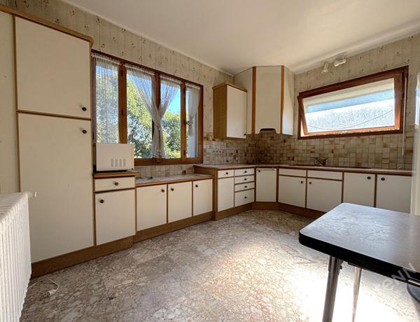 LE PASSAGE - Maison sur sous-sol de 135 m² avec 6 pièces principales avec ascenseur, garage, dépendance et jardin autour dans un secteur recherché et calme.