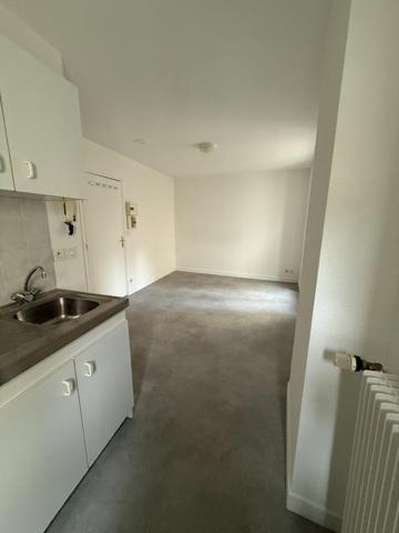 Studio au 1er étage d'une petit immeuble