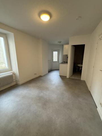 Studio au 1er étage d'une petit immeuble