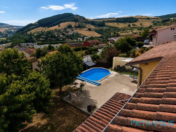 Coup de coeur pour cette maison familiale avec prestations de confort etvue dégagée
