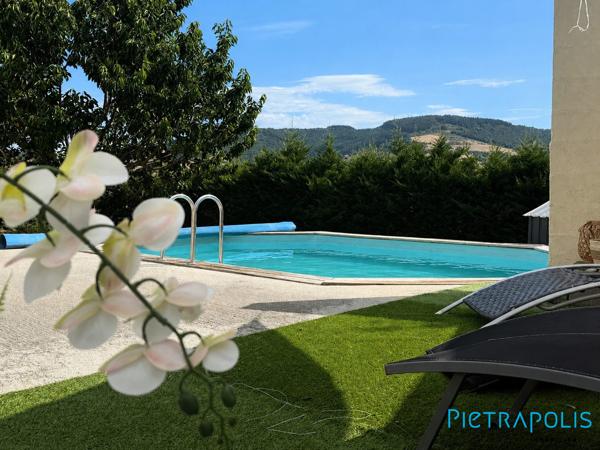 Coup de coeur pour cette maison familiale avec prestations de confort etvue dégagée