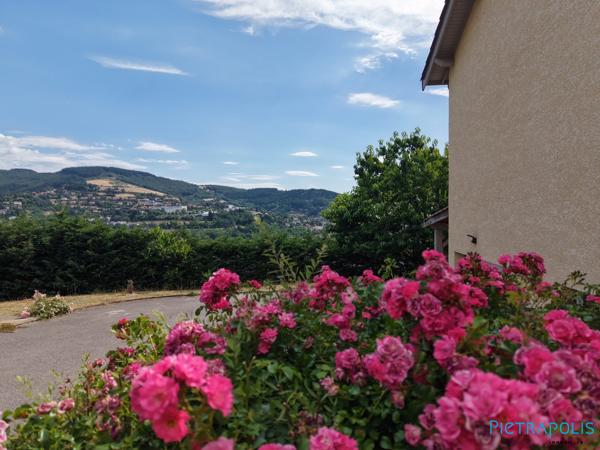 Coup de coeur pour cette maison familiale avec prestations de confort etvue dégagée