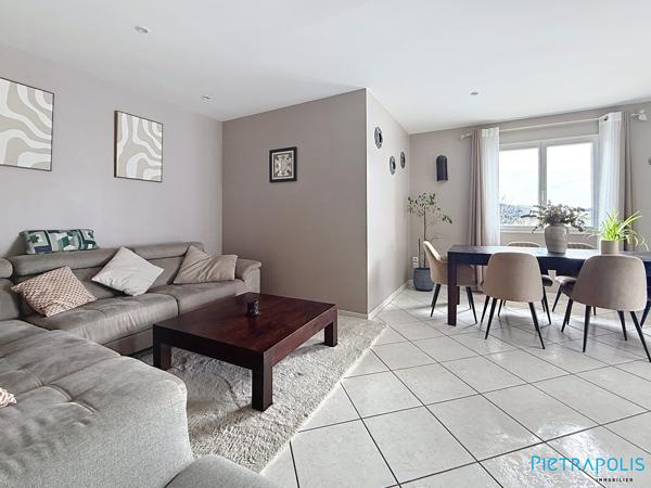 Coup de coeur pour cette maison familiale avec prestations de confort etvue dégagée