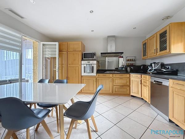 Coup de coeur pour cette maison familiale avec prestations de confort etvue dégagée