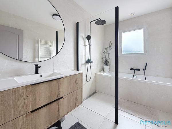 Coup de coeur pour cette maison familiale avec prestations de confort etvue dégagée