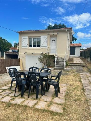 Saint-Georges-de-Didonne (17110) 

1KM DE LA PLAGE & DU CENTRE VILLE LOCATION SAISONNIERE Maison de vacances de 45 m2 située à 1.2km de la plage