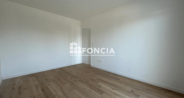Location Parking 40 m² - Lens 62300