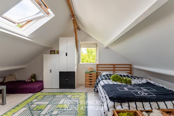 Maison des années 60 avec extension contemporaine et vue sur l’église