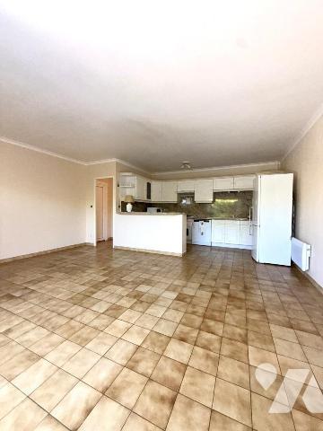Une maison mitoyenne avec garage et deux cours