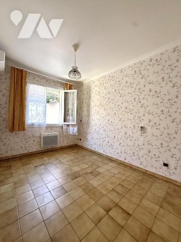 Une maison mitoyenne avec garage et deux cours