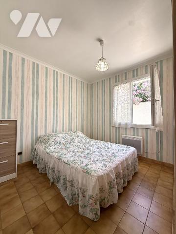 Une maison mitoyenne avec garage et deux cours