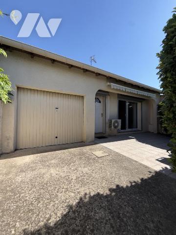 Une maison mitoyenne avec garage et deux cours