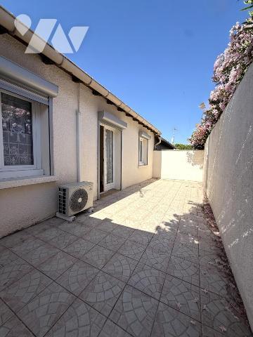 Une maison mitoyenne avec garage et deux cours