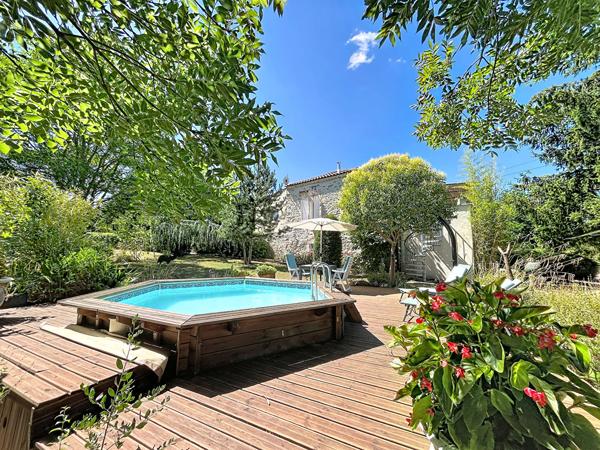 Propriété de caractère de 2 maisons en pierre, 2 piscines avec vue imprenable.