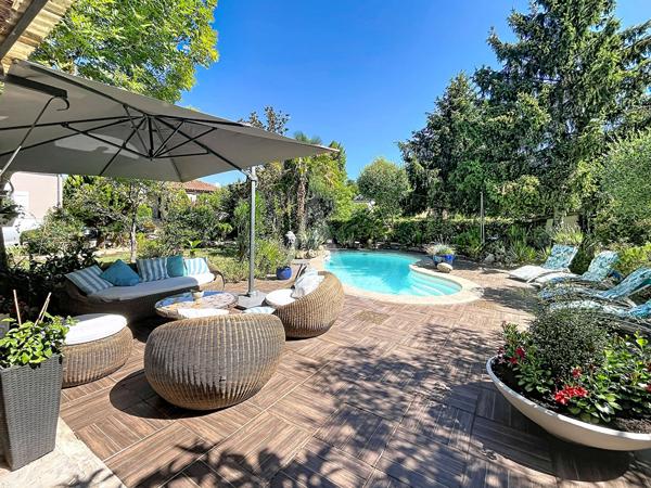 Propriété de caractère de 2 maisons en pierre, 2 piscines avec vue imprenable.