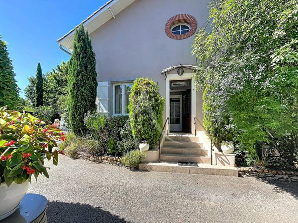 Propriété de caractère de 2 maisons en pierre, 2 piscines avec vue imprenable.