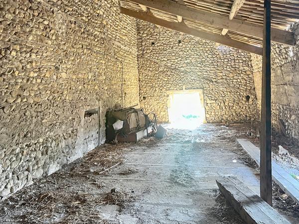 Saint-Maurice-sur-Eygues (26110) ANCIENNE FERME VITICOLE A RESTAURER DE 383 m2 de SURFACE TOTALE sur 3000 m2 DE TERRAIN