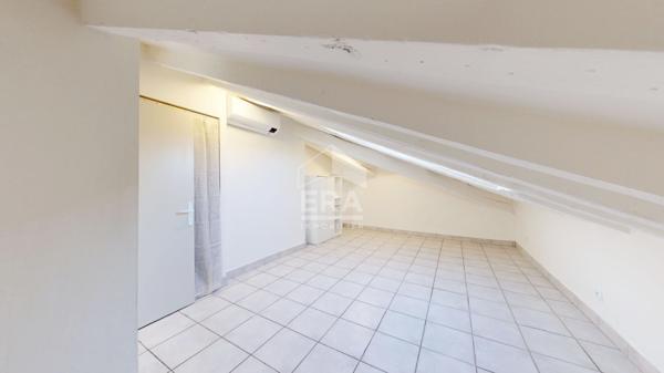 NICE - FLEURS : ATYPIQUE 2 PIÈCES MANSARDÉ EN BON ÉTAT, D'ENVIRON 55 M² AU SOL