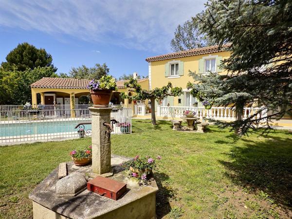 Maison Bouc Bel Air  7 pièces 170m² - garage - jardin - piscine- cuisine d'été - 6 chambres - Bastide Provençale