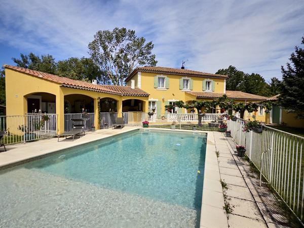 Maison Bouc Bel Air  7 pièces 170m² - garage - jardin - piscine- cuisine d'été - 6 chambres - Bastide Provençale