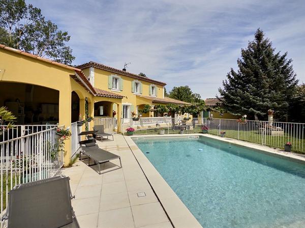 Maison Bouc Bel Air  7 pièces 170m² - garage - jardin - piscine- cuisine d'été - 6 chambres - Bastide Provençale